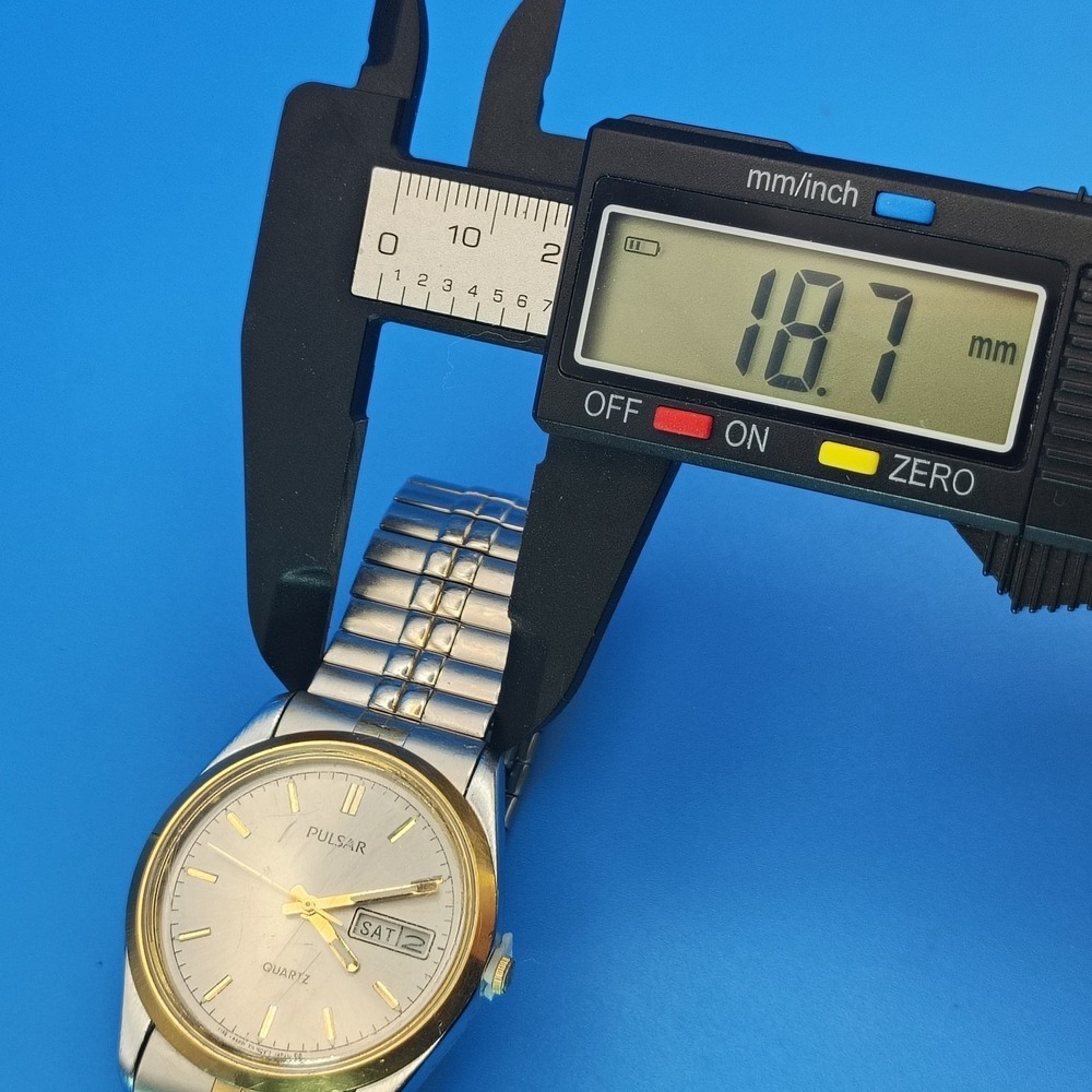 Vintage 1986 Pulsar by Seiko 34mm Men's Quartz Two Tone Watch Screw‎ Back - Picture 7 of 10